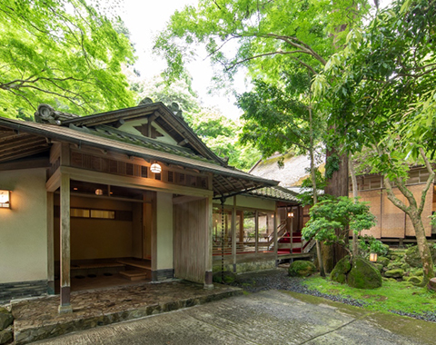 春日奥山月日亭玄関